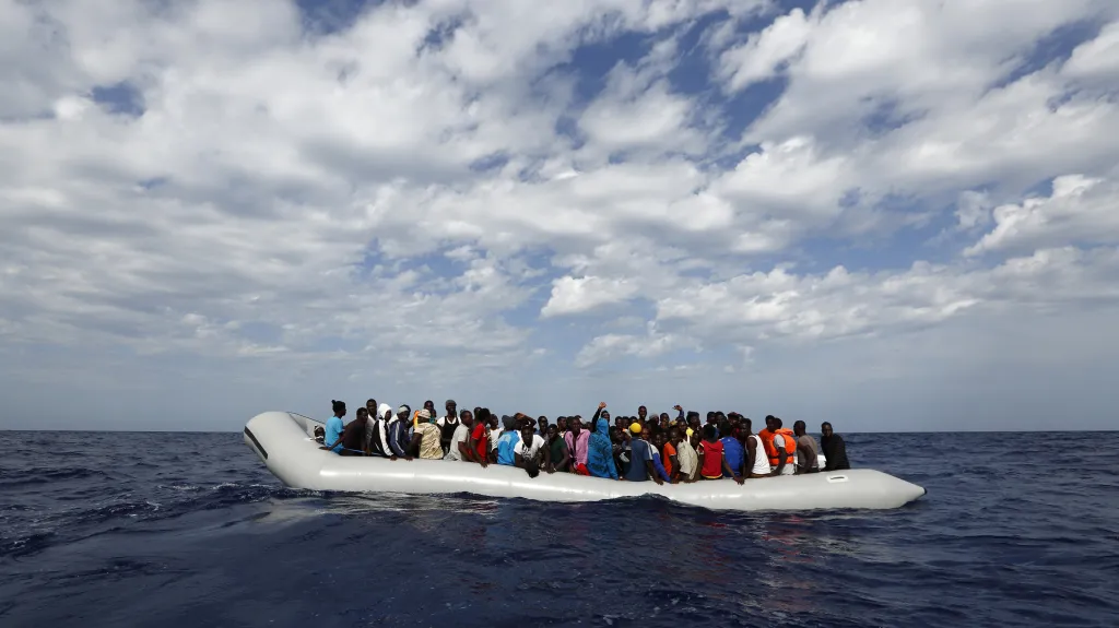 Člun s uprchlíky ze subsaharské Afriky