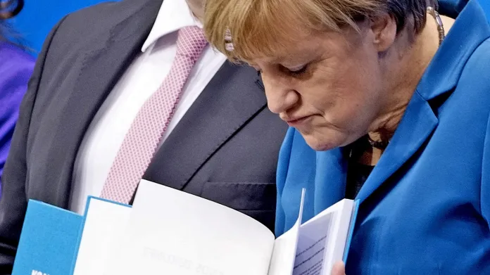 Angela Merkelová s koaliční smlouvou