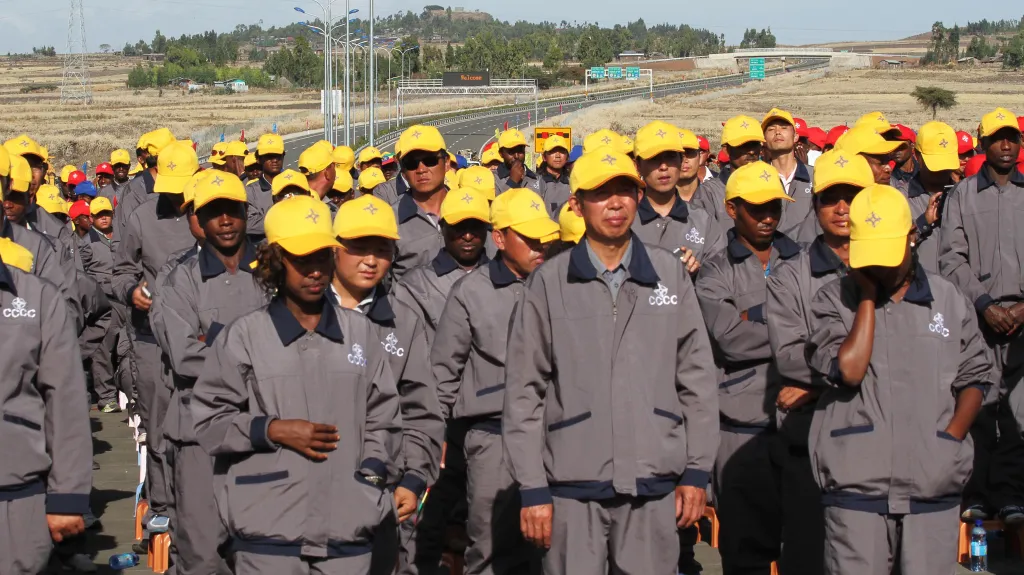 Čínští a etiopští dělníci na stavbě expresní dráhy u Addis Abeby