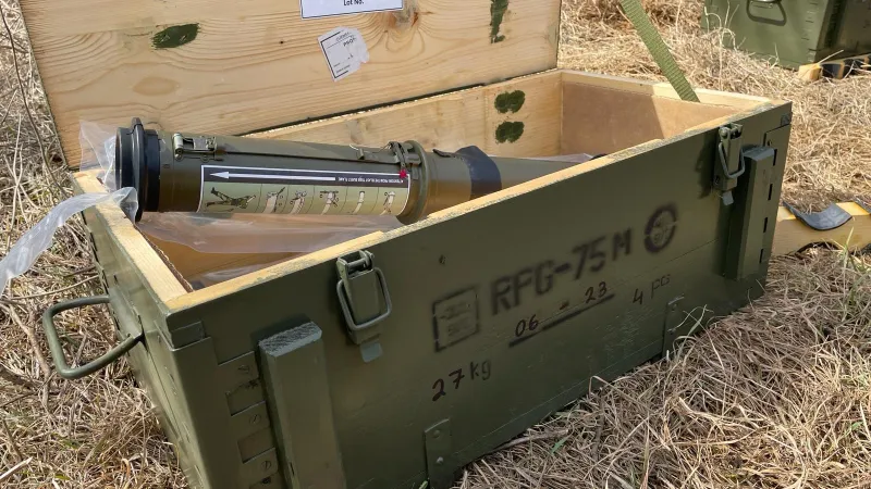 Předání protitankových střel ze sbírky Dárek pro Putina ukrajinské armádě