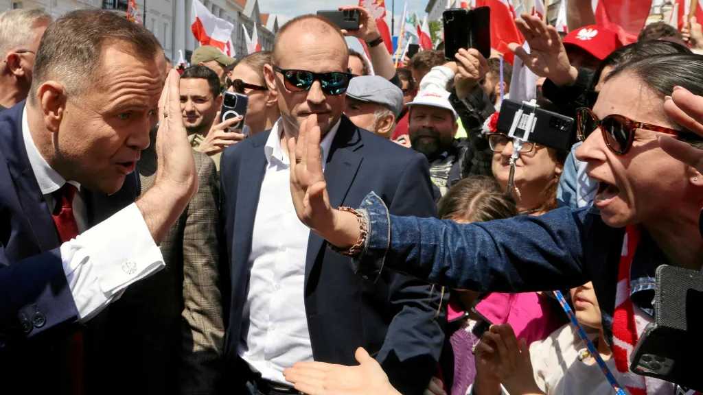 Karol Nawrocki (vlevo) s příznivci