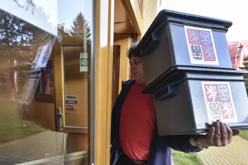 Dárce v kampani nezveřejnilo ve lhůtě 40 stran a kandidátů