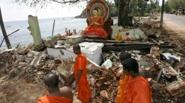 Budhističtí mniši prohledávají trosky svého chrámu, Srí Lanka