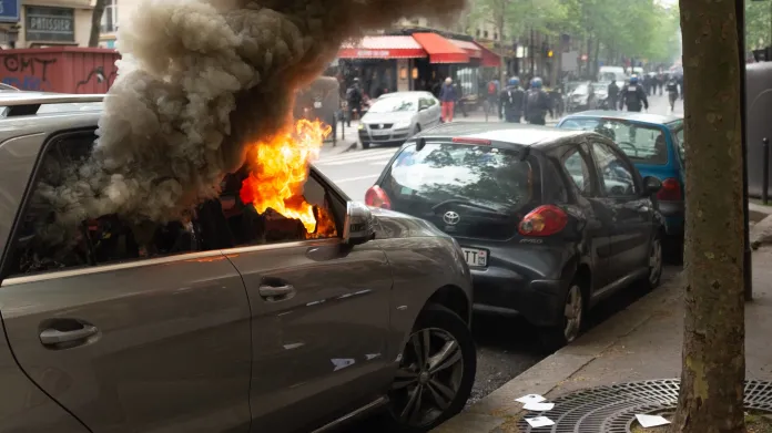 Hořící auta v ulicích Paříže (1. května 2018)