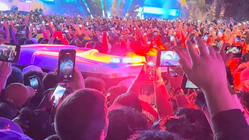 Sanitky odvážejí kolabující účastníky festivalu