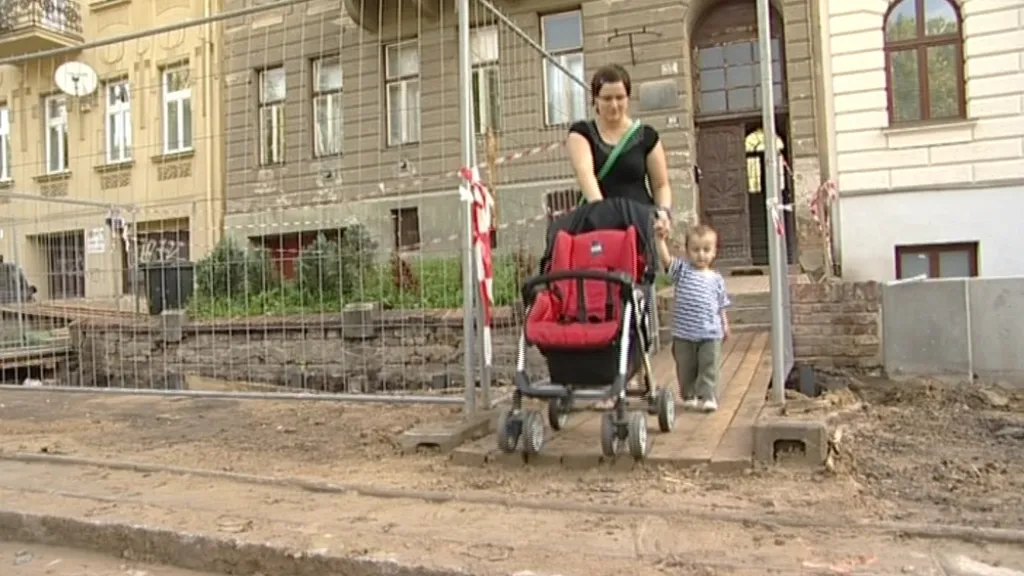 Rekonstrukce ulice znamená pro obyvatele nepohodlí i nebezpečí