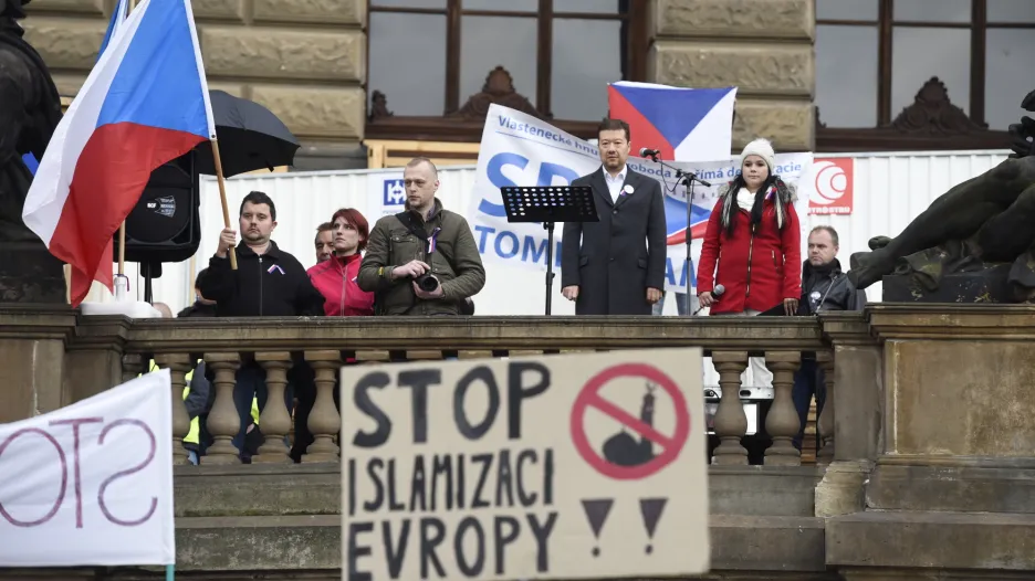 Tomio Okamura na demonstraci proti migraci na Václavském náměstí (17. 10. 2015)