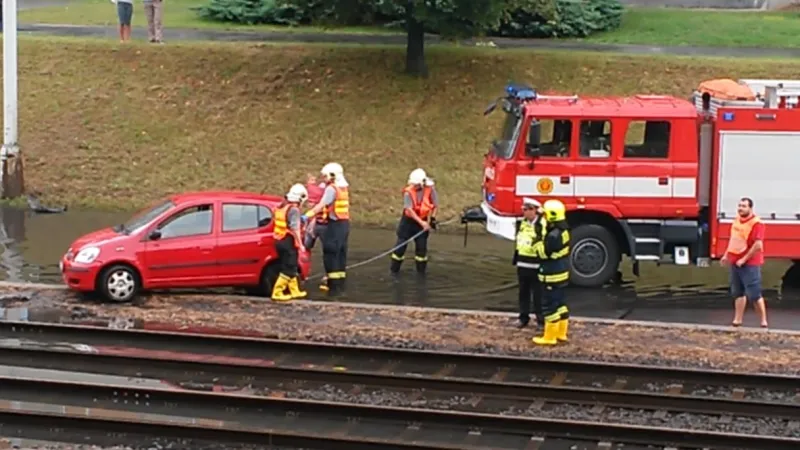 Zatopená Střelničná ulice v Praze