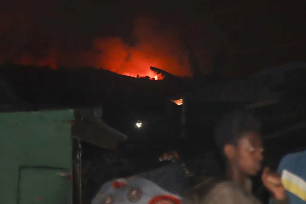 Po výbuchu konžské sopky Nyiragongo prchaly tisíce lidí z města Goma směrem k hranicím se sousední Rwandou