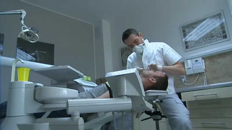 Zubař Václav Přikryl při práci