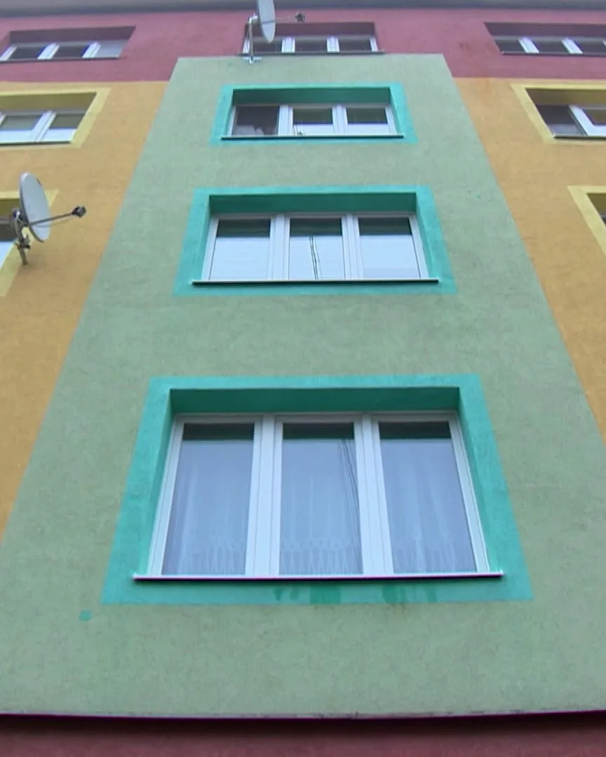 Zlomek lidí z pohyblivého domu v Chomutově smí domů