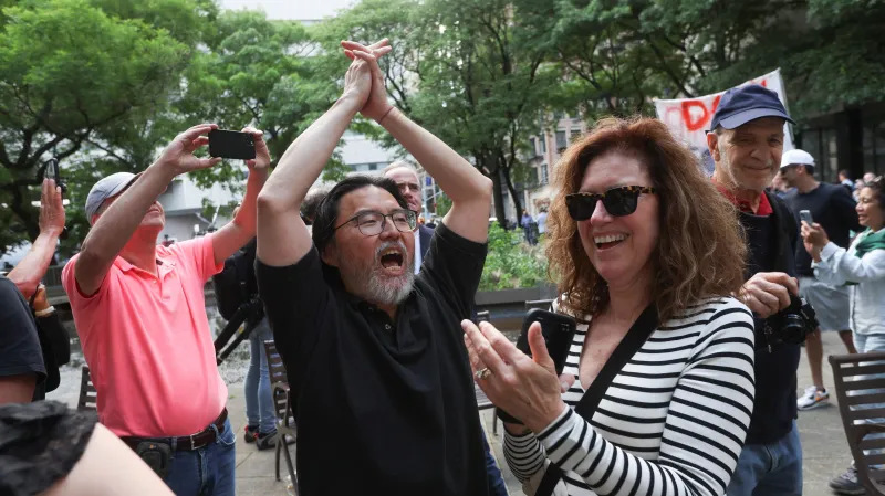 Lidé reagují před trestním soudem na Manhattanu na rozsudek s Donaldem Trumpem