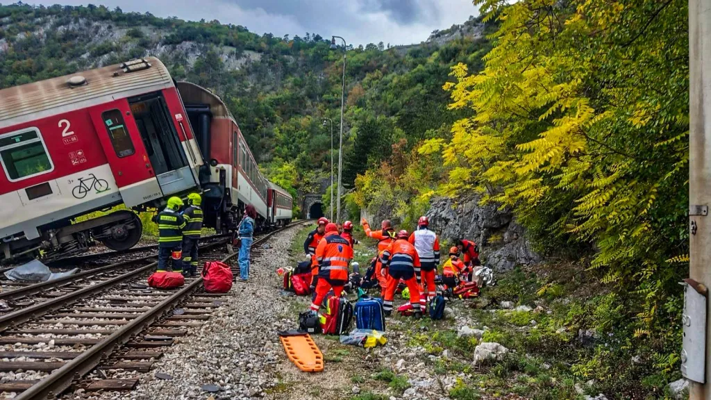 Následky nehody dvou rychlíků na východním Slovensku