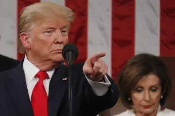 Neúspěšný impeachment nahraje podle tisku Trumpovi. Ten píše o „strašlivém utrpení“