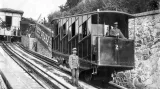 V červenci 1891 se cestující mohli poprvé svézt lanovkou na Petřín přes výškový rozdíl 102,2 m. Šikmá délka trati měřila téměř 400 m. Lanovka měla jednoduchý pohon na principu vodní převahy. Jednalo se ve své době o nejdelší dráhu tohoto typu v Rakousku-Uhersku. Jízda nahoru trvala 6 minut a stála 6 krejcarů. Petřínská lanová dráha sloužila třiatřicet let.