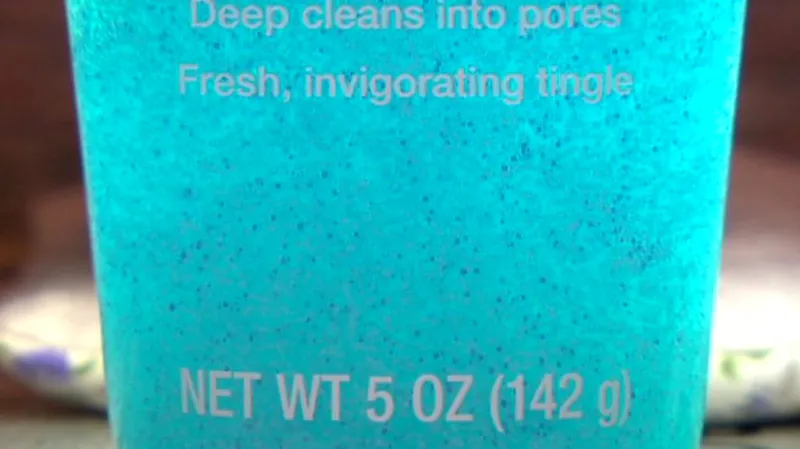 Kosmetika s drobnými částicemi je v USA zakázána