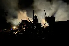 Na Rychnovsku hořela budova pily, oheň už se hasičům podařilo zlikvidovat