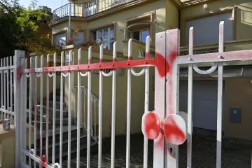 Policie začne nepřetržitě hlídat ukrajinskou ambasádu, v noci ji někdo polil barvou