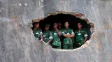 Bangladéšští vojáci v troskách zřícené budovy