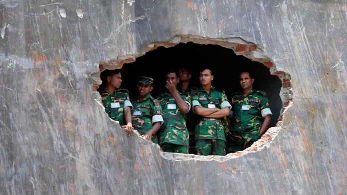 Bangladéšští vojáci v troskách zřícené budovy