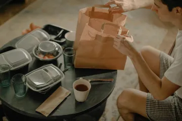 Kurýři si stěžují na algoritmy platforem, úřady vyšetřují možné podvody „flotil“