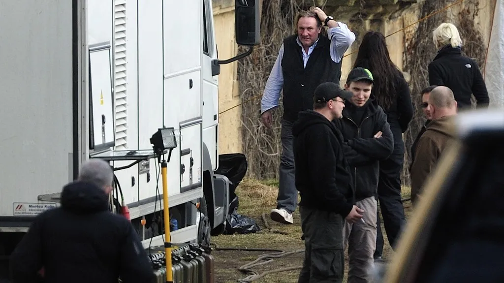 Gérard Depardieu při natáčení v Chotěšově