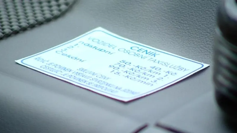 Ceník taxislužby uvnitř vozu za sklem