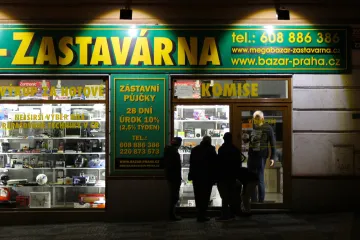 Navzdory krizi stále méně lidí nakupuje v zastavárnách, těm klesají prodeje