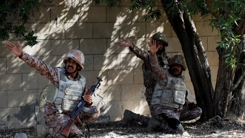 Vojáci během útoku na čínský konzulát v Karáčí