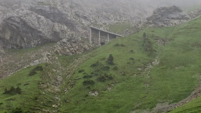 Strmá ozubnicová trať na svahu hory Pilatus