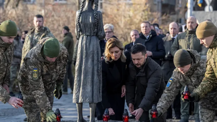 Olena Zelenská a Volodymyr Zelenskyj u pomníku obětí hladomoru