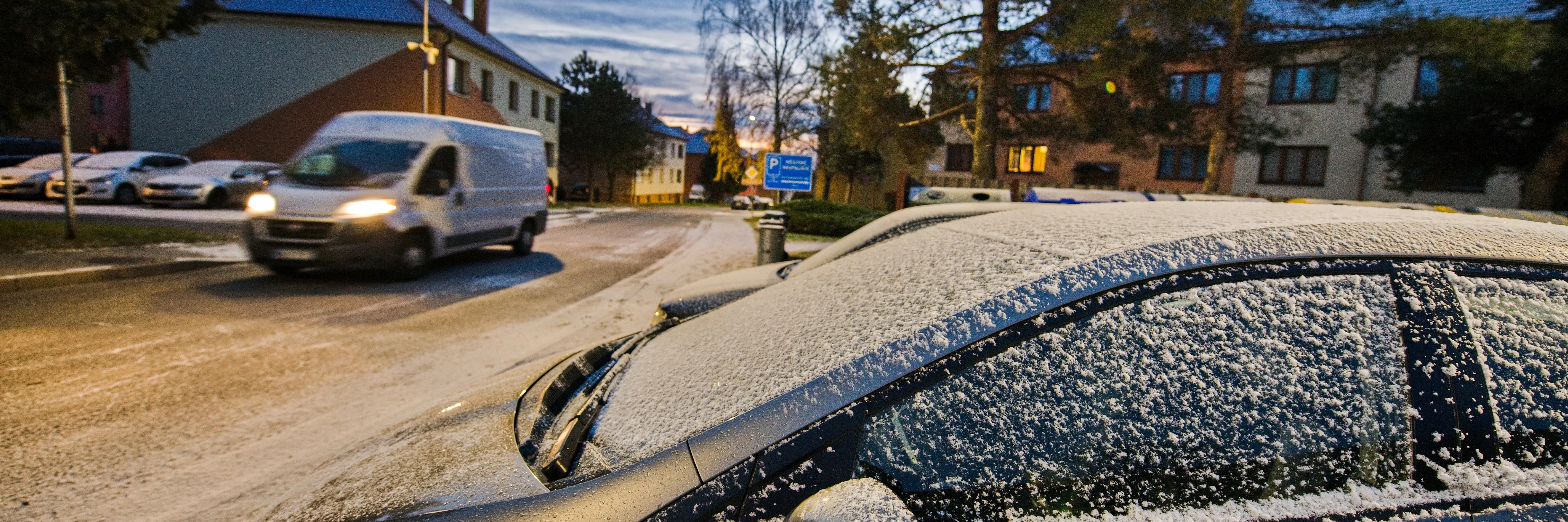 Sjízdnost silnic komplikuje sníh a náledí, kloužou i dálnice