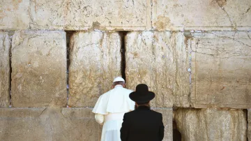 Papež František u Zdi nářků