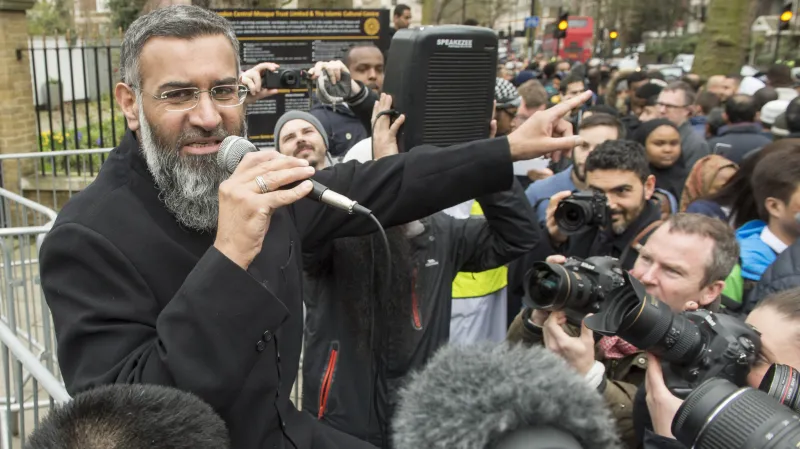 Choudary během jedné ze svých akcí před londýnskou mešitou