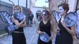 Přejmenování uličky přišli podpořit i divadelníci v maskách