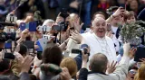 Papež František zdraví návštěvníky mše o Květné neděli na Náměstí sv. Petra