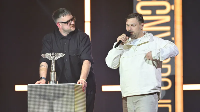 Idea a James Cole přebírají cenu Anděl za nejlepší společný projekt