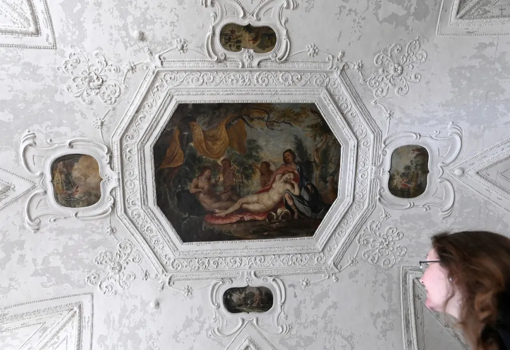 Na zámku Holešov zahájili výstavu nástropních maleb