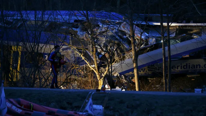 Události: Nejméně 10 mrtvých po čelní srážce dvou vlaků v Bavorsku