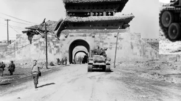 Jedna ze zničených bran do Soulu v roce 1951