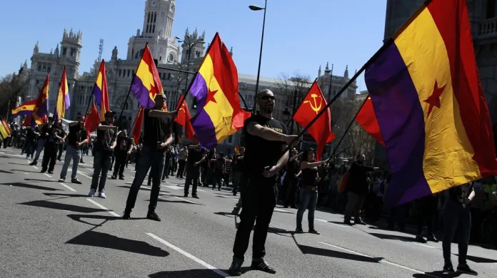 Republikánské a komunistické vlajky při demonstraci Španělů proti monarchii