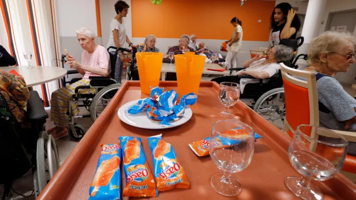 Francie rozdává seniorům kvůli horkému počasí vodu a nanuky
