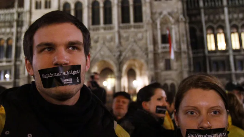 Lidé se účastní demonstrace proti maďarskému mediálnímu zákonu (14. ledna 2011)
