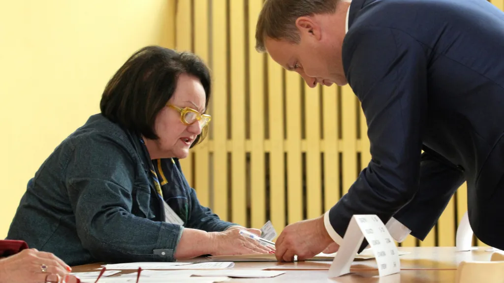 Polský prezident Andrzej Duda ve volební místnosti