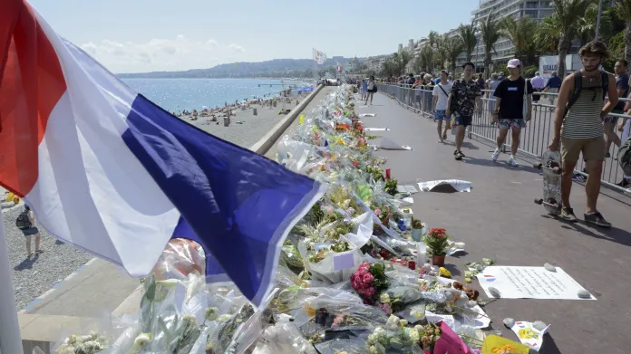 Promenáda v Nice zahalená do květin a pietních předmětů
