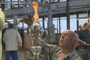 Sklárna v Květné s ruční výrobou nekončí. Má nového většinového majitele