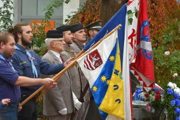 Vlajky, sochy, lípy. Lidé po celé zemi si připomněli sto let republiky