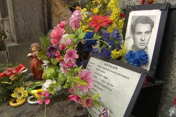 Fotograf Chochola v roce 1970 zvěčnil Palachovu matku u synova hrobu. Komunisté snímky zničili