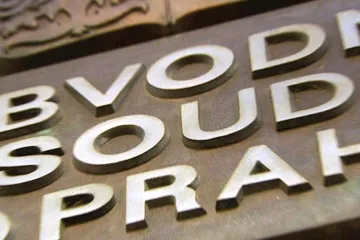 Soud uznal vinným policistu, který srazil ženu v Praze. Trest ale neudělil, postačilo projednání před soudem