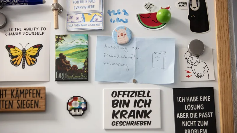 „Průvodce navazováním přátelství“. Pětatřicetiletý Thomas Vogt vyvěsil u vchodu do své garsonky několik rad, jak bojovat s osamělostí